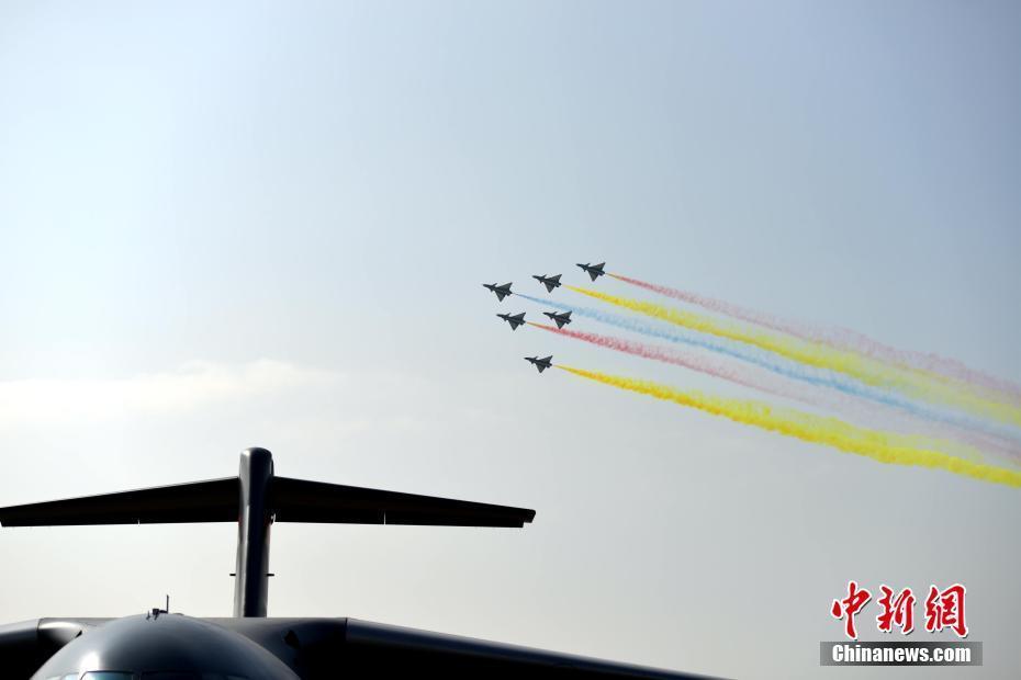 多機(jī)楔隊超低空通場