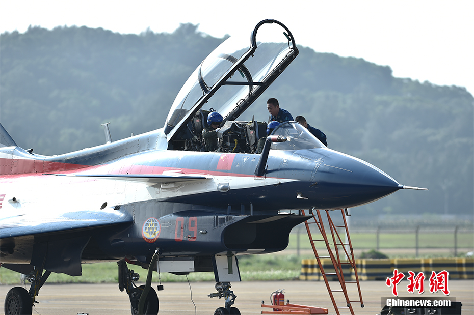  圖為11月1日，中國空軍八一飛行表演隊整裝待發(fā)。圖為女戰(zhàn)斗機(jī)飛行員亮相。