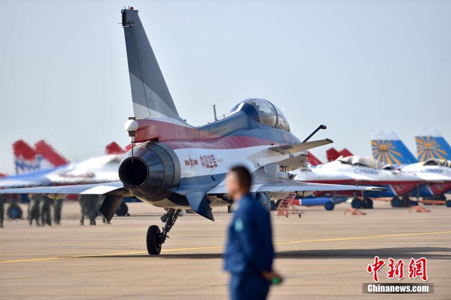  圖為11月1日，中國空軍八一飛行表演隊整裝待發(fā)。圖為女戰(zhàn)斗機(jī)飛行員亮相。
